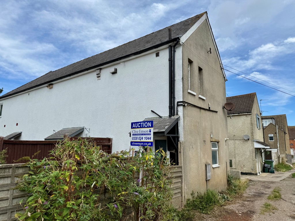 Lot: 201 - FLAT FOR IMPROVEMENT - Flat